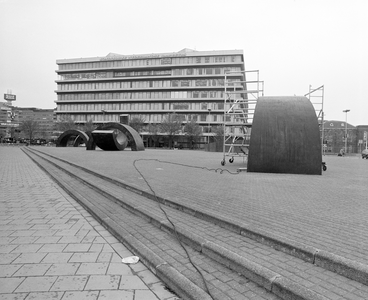 885130 Afbeelding van het plaatsen van het kunstwerk No. 45 van André Volten bij de ingang van de Jaarbeurs aan de ...